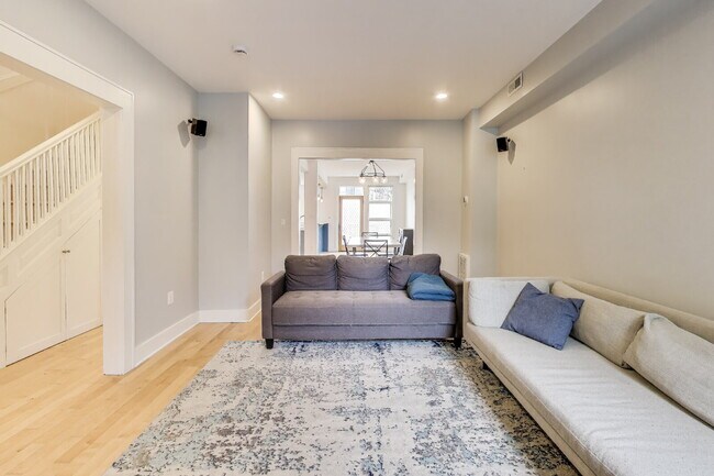 Building Photo - 646 Keefer Pl NW