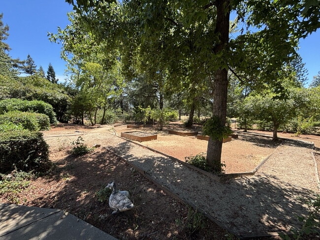 Building Photo - Private, fully furnished apartment home in...