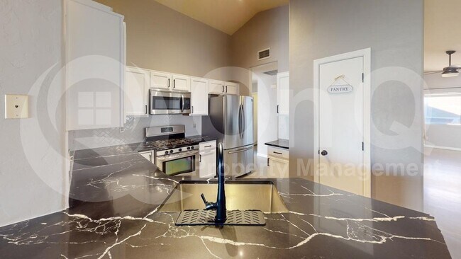 Foto del edificio - 8771 S Desert Rainbow Dr