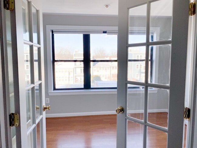 Building Photo - Sunny 2BR on 14th Street in Columbia Heights w/ Parking