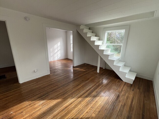 Building Photo - Great 2 Bed 1 Bath Home near MTSU!