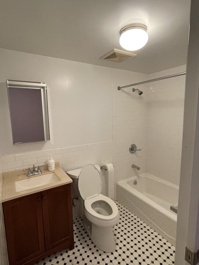 Building Photo - 566 Bay Ridge Pky