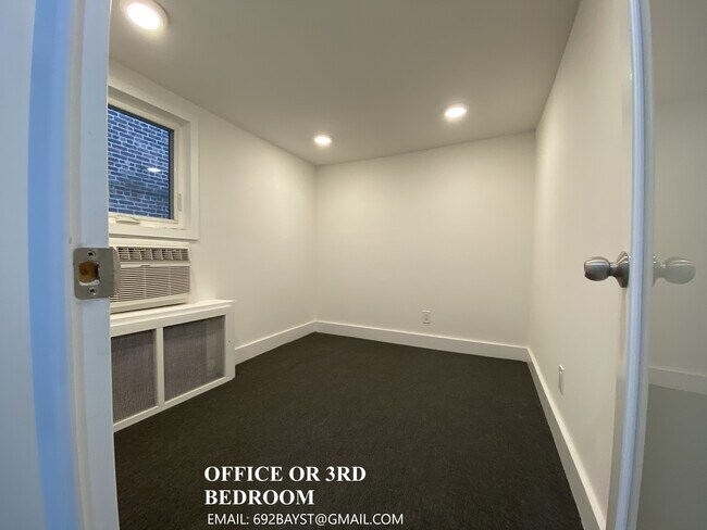 Foto del edificio - 692 Bay St