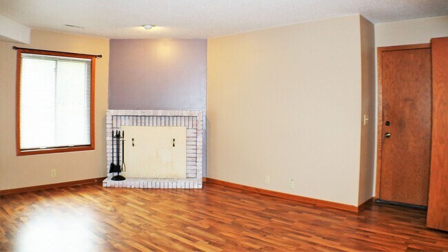 Foto del edificio - $1,125 | 2 Bedroom, 1.5 Bathroom 1st Floor Condo | No Pets | Sublease* | Available for August 1st...