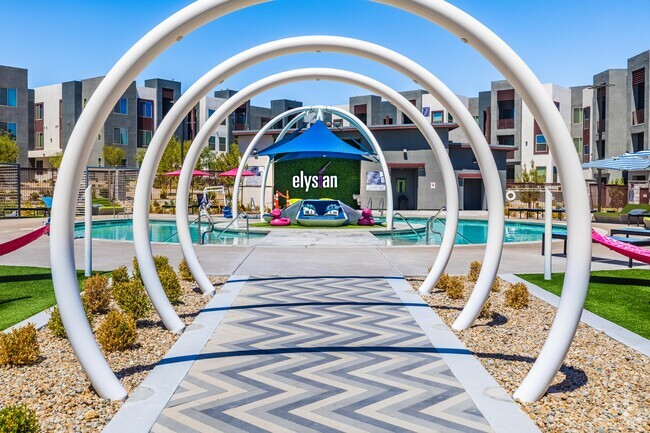 Piscina estilo resort, spa y terrazas recreativas. - Elysian at Centennial Hills