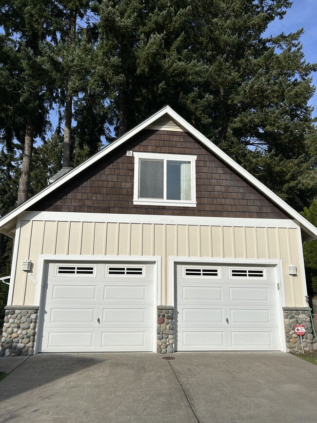 Building Photo - 240 Lake Louise Dr SW