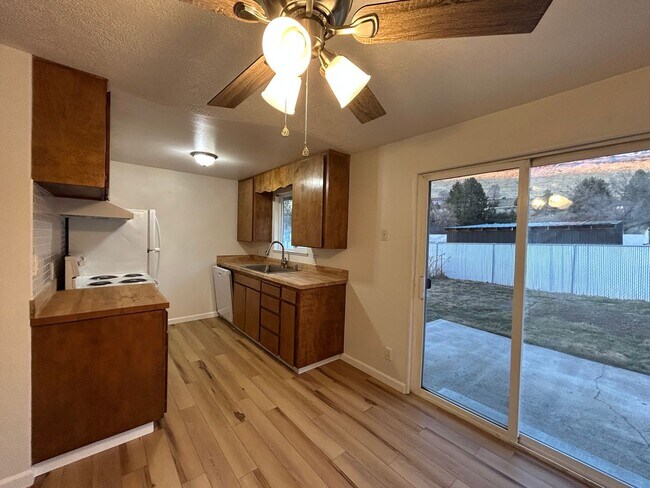 Foto del edificio - MOVE IN SPECIAL! Recently Remodel 2 Bedroo...