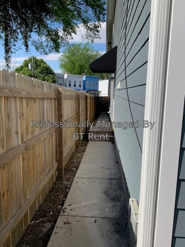 Foto del edificio - 2413 Carrington St
