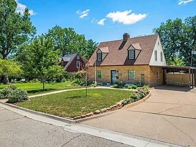 Building Photo - Incredible, executive, fully furnished, im...