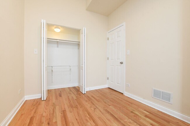 Building Photo - 1927 W Chicago Ave