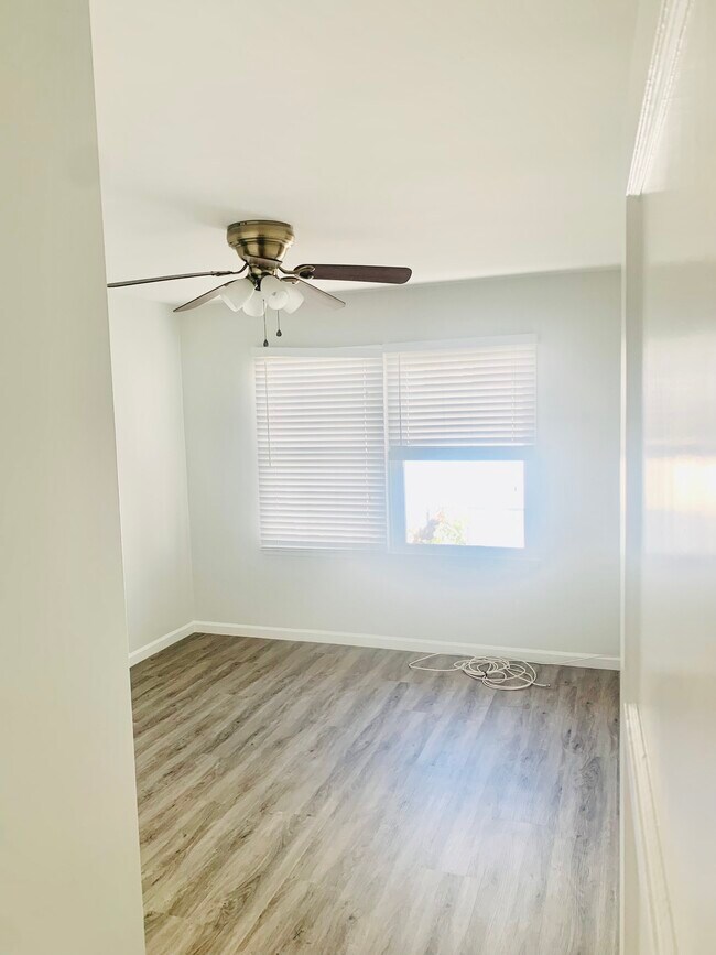 Foto del edificio - 1222 McClellan Dr