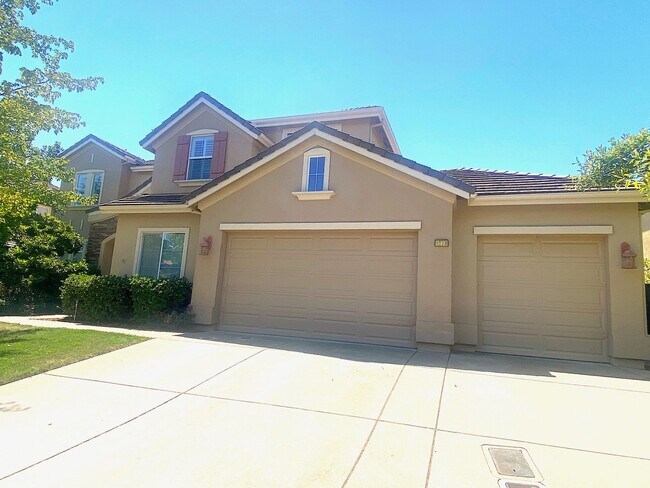 Foto del edificio - AVAILABLE BY 1/1/26 - ELEGANT AND SPACIOUS 4 BED, 4 BATH 2 STORY HOME WITH VIEWS OF EL DORADO HILLS