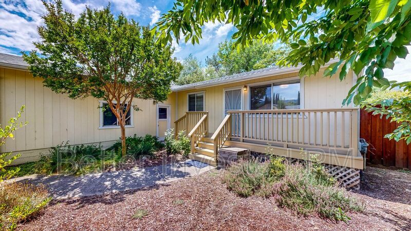 Foto principal - 832 S Orchard Ave