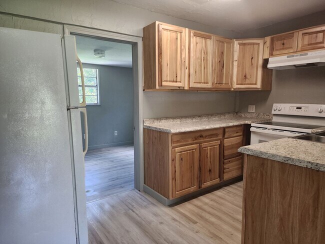 Foto del edificio - 2 Bedroom 1 Bath Single Family Home w/ Bonus Room