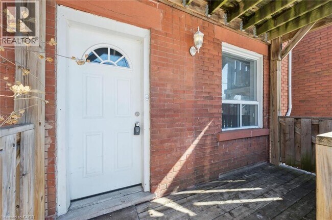 Building Photo - 352 Duke St W