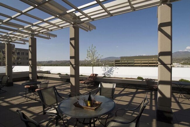 Building Photo - Wonderful 2 bed 2 bath condo in Royal Plaz...