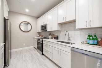 1BR, 1BA - 715F - Kitchen - Natick Corner
