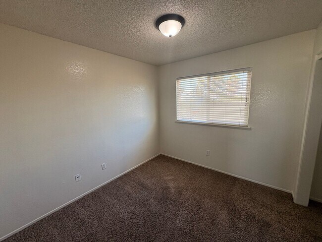 Foto del edificio - North Visalia Townhome Available Now