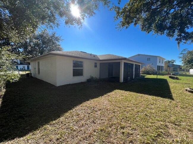 Building Photo - Remodeled Corner Lot Duplex