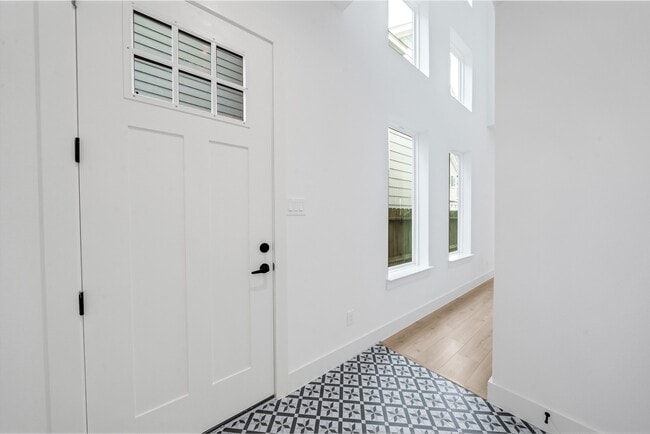 Building Photo - 2311 Solo St