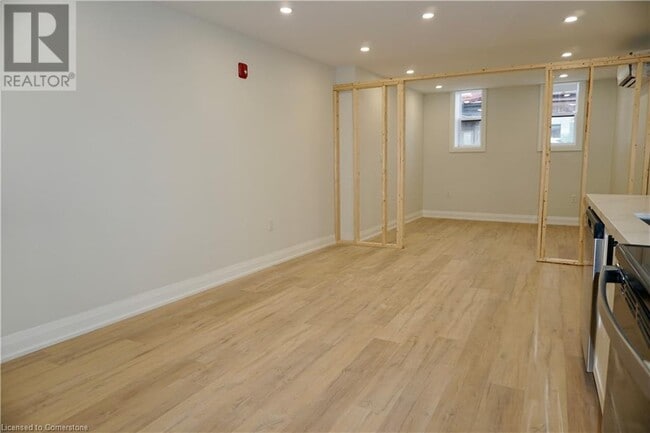 Building Photo - 588 Barton St E