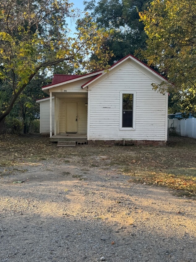 Primary Photo - 316 E Kenworthy St