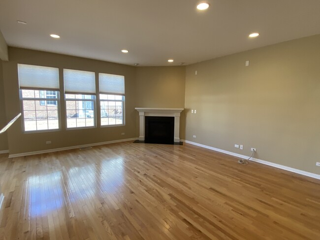 Building Photo - 10S417 Carrington Cir