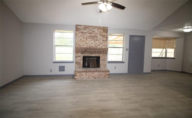 Building Photo - 17611 Crestline Rd