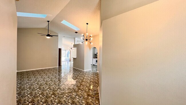 Building Photo - Charming 4 Bedroom, 2 Bathroom Home in Orlando!! Minutes from UCF!!