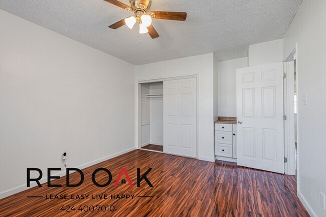 Foto del edificio - Serene Two Bedroom with Stylish Floors, In...