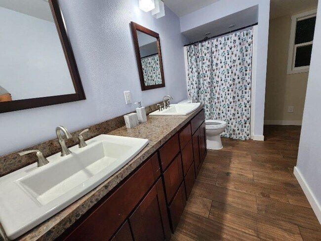 Foto del edificio - Charming 2 Bedroom 1 Bathroom Lower Unit D...