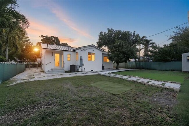 Foto del edificio - 876 NE 81st St