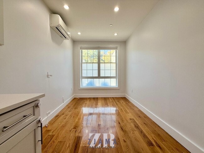 Foto del edificio - 225 Howard Ave