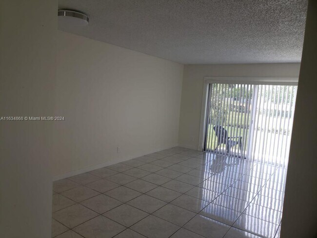 Foto del edificio - 9909 Twin Lakes Dr