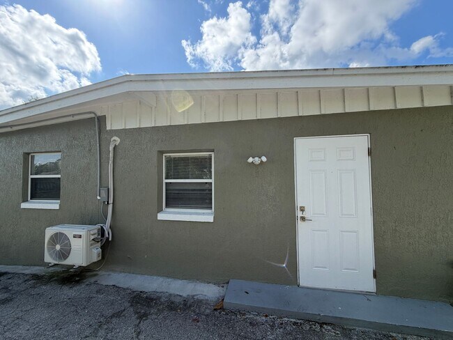 Foto del edificio - Completely renovated efficiency in Orlando