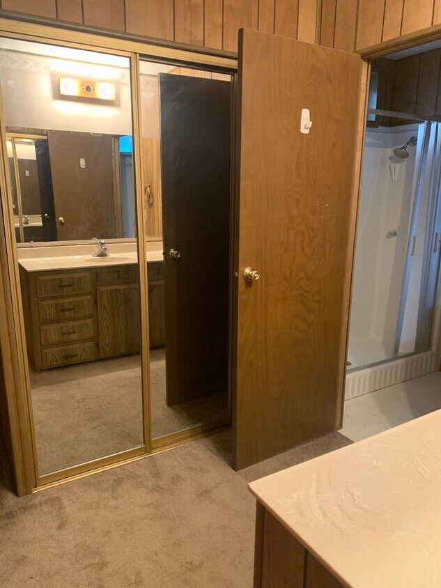 Foto principal - 2 Bed 2 bath, with Enclosed carport and sh...