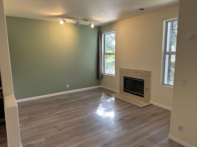 Building Photo - 450 Navaro Way