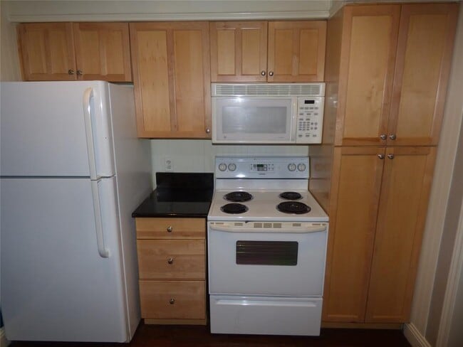 Building Photo - 5844 Sandhurst Ln