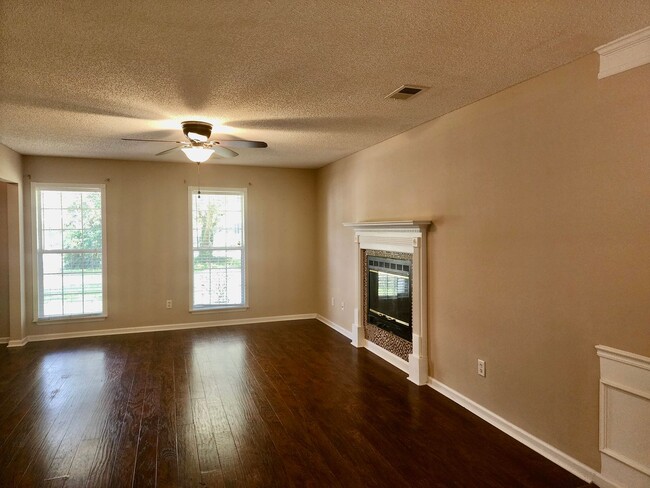 Building Photo - Beautiful 4 Bedroom Home in Center Lake Su...