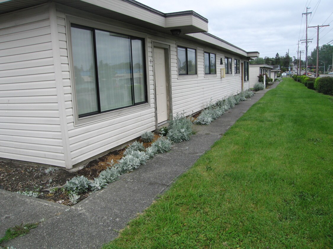 Paradise Cove Apartments in Oak Harbor, WA