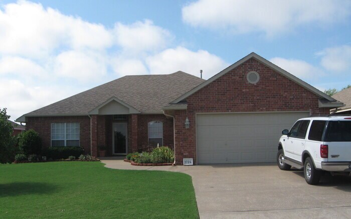 Primary Photo - 3 Bed 2 Bath Edmond home with Office [STOR...