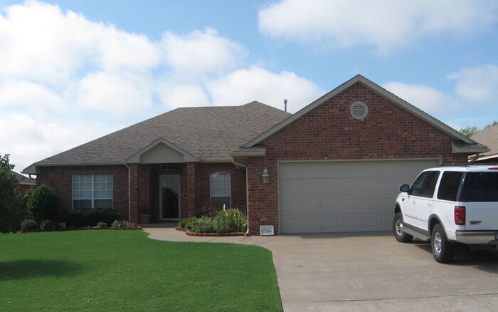 3 Bed 2 Bath Edmond home with Office [STORM SHELTER] - 3 Bed 2 Bath Edmond home with Office [STORM SHELTER]