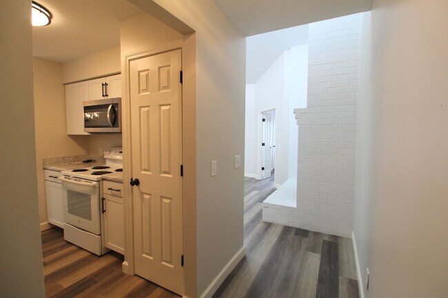 Foto del edificio - Fun and Stylish Living at Madison Manor! Top-Floor Condo with Vaulted Ceilings and Skylights