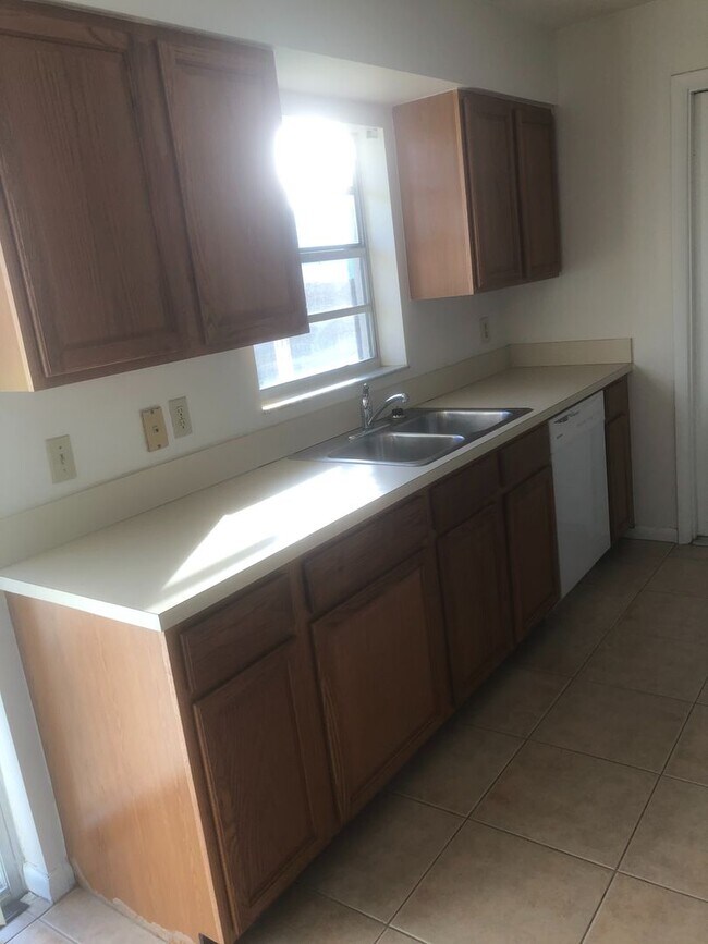 Foto del edificio - RENTAL HOME  IN THE FLORESTA AREA 2 BEDROOM 2 BATH SINGLE CAR GARAGE