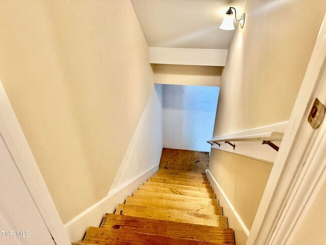 Building Photo - 2108 Pleasant View Dr