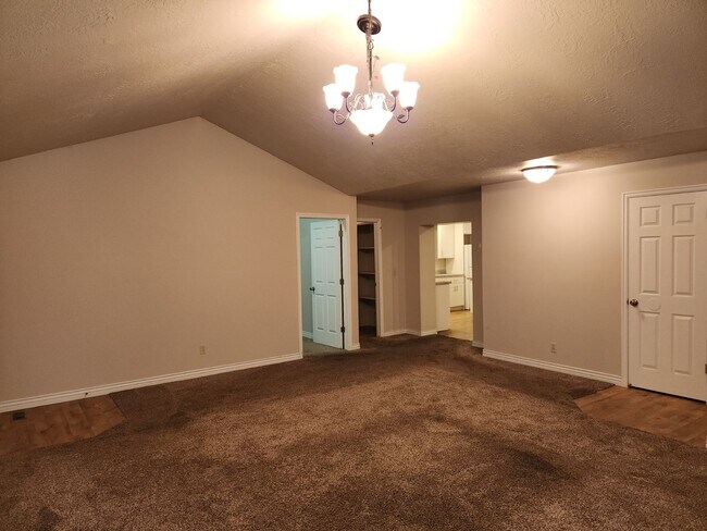 Building Photo - Spacious 5 Bd 2.5 Bath Home in Millcreek