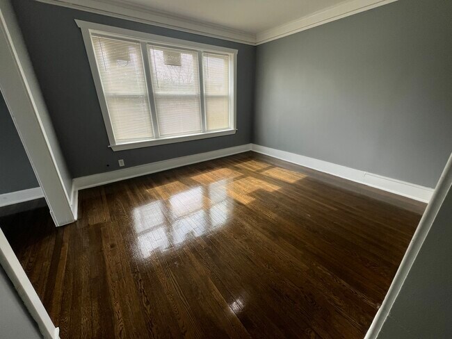 Building Photo - 840 W 66th St