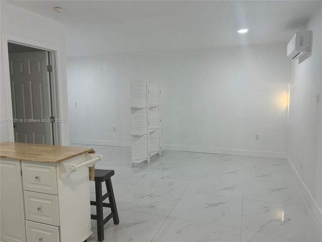 Foto del edificio - 670X SW 28th Terrace