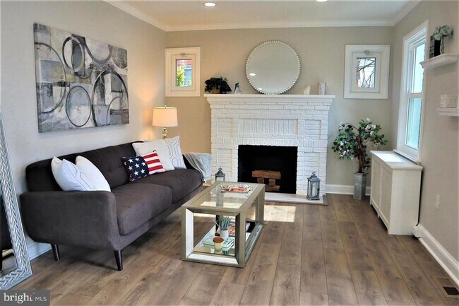 Foto del edificio - Charming Restored 5BR, 3.5BA Colonial Minutes from D.C.