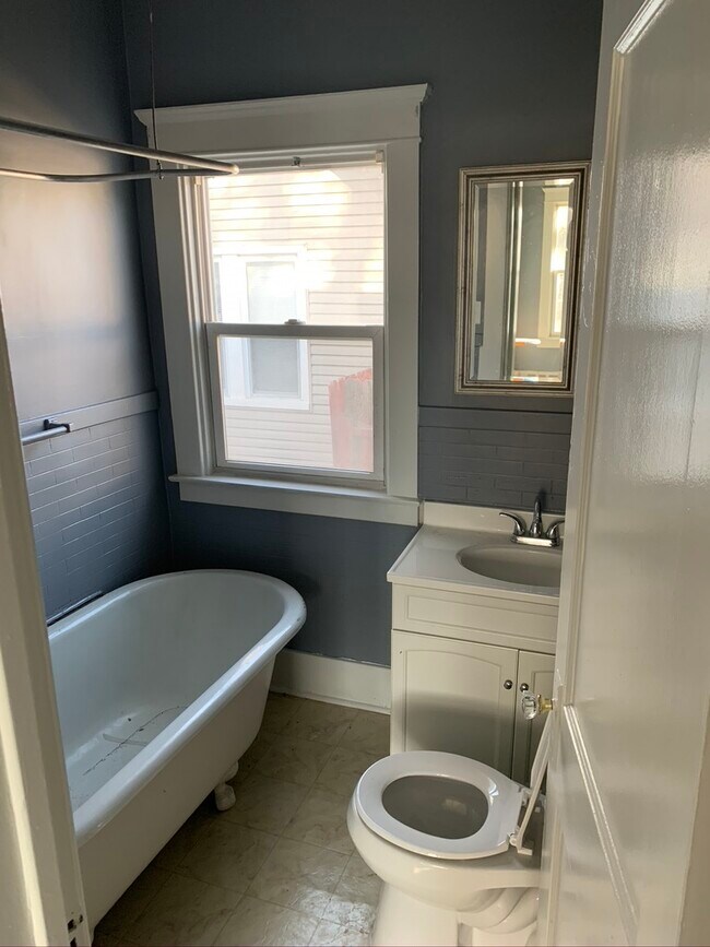 bathroom - 2441 S Wayne Rd